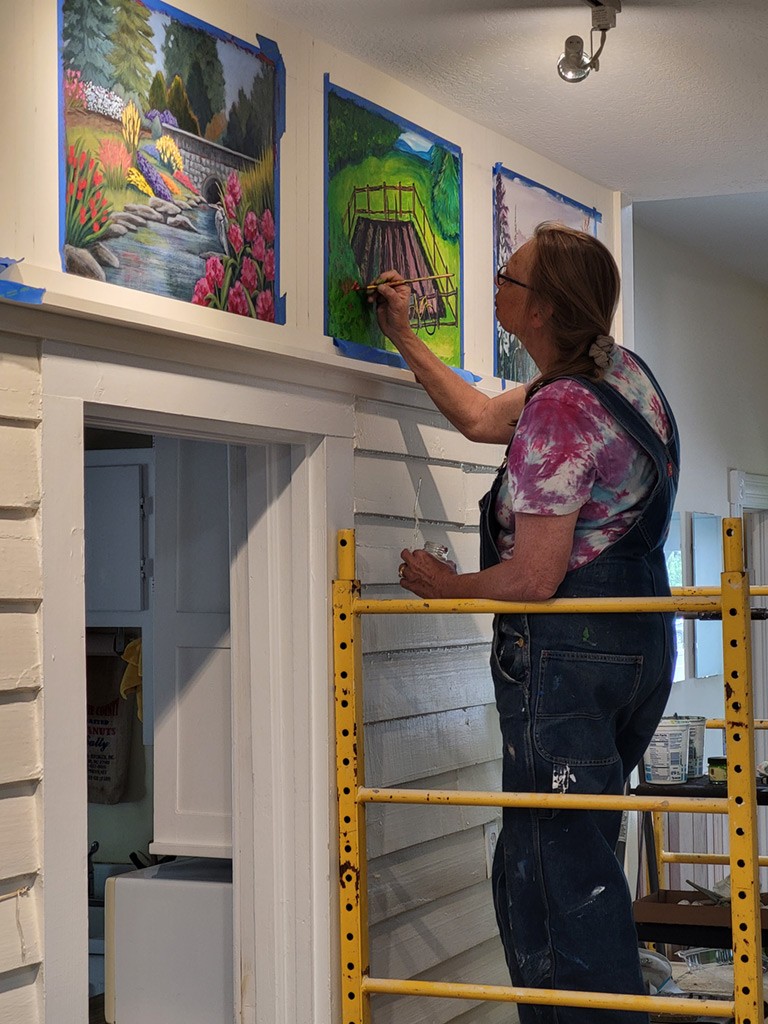 Nikki Pynn, Project Coordinator at work on the Shelter Alternatives mural